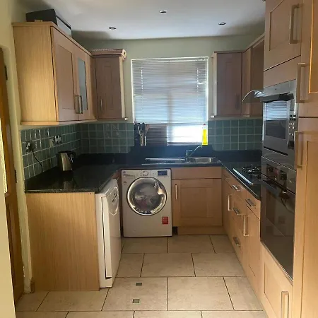 Shared House On Southmead בית הארחה