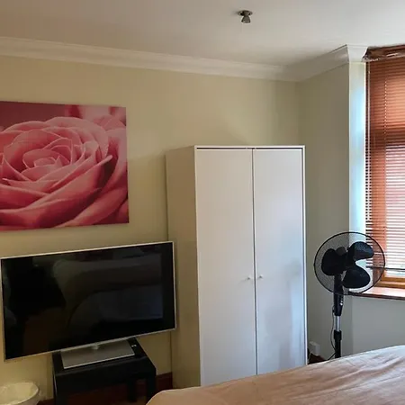 בית הארחה Shared House On Southmead בריסטול